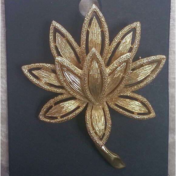 Avon Lotus Brooch Precious Pretenders Vintage Blossom Pin Textured Gold Tone 70s - Picture 4 of 10